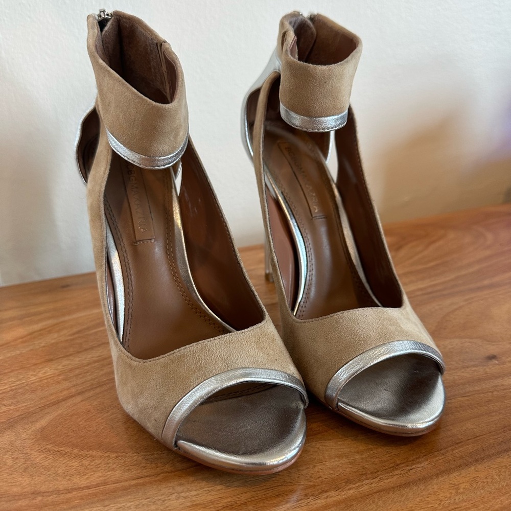 BCBGMAXAZRIA Women's Tan and Silver Courts size 37.5